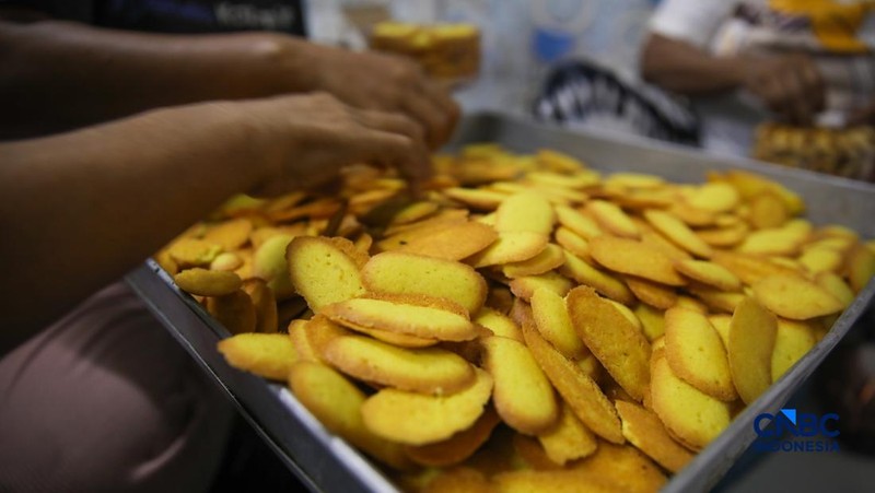 Pekerja menyelesaikan pembuatan kue kering produksi Pusaka Kwitang di Jakarta, Jumat (6/3/2026). (CNBC Indonesia/Faisal Rahman)