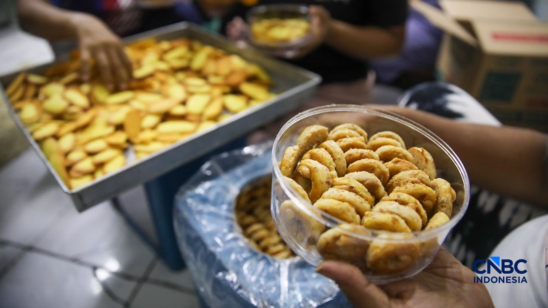 Pekerja menyelesaikan pembuatan kue kering produksi Pusaka Kwitang di Jakarta, Jumat (6/3/2026). (CNBC Indonesia/Faisal Rahman)