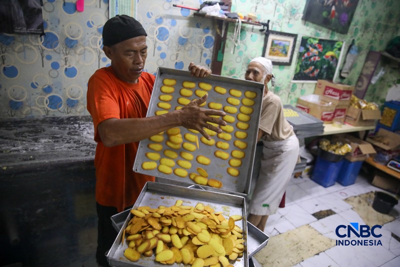 Pekerja menyelesaikan pembuatan kue kering produksi Pusaka Kwitang di Jakarta, Jumat (6/3/2026). (CNBC Indonesia/Faisal Rahman)