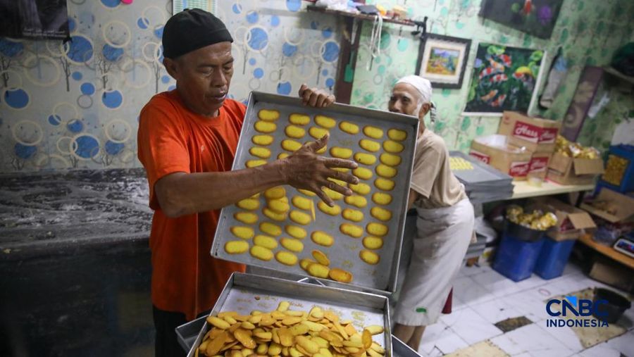 Pekerja menyelesaikan pembuatan kue kering produksi Pusaka Kwitang di Jakarta, Jumat (6/3/2026). (CNBC Indonesia/Faisal Rahman)