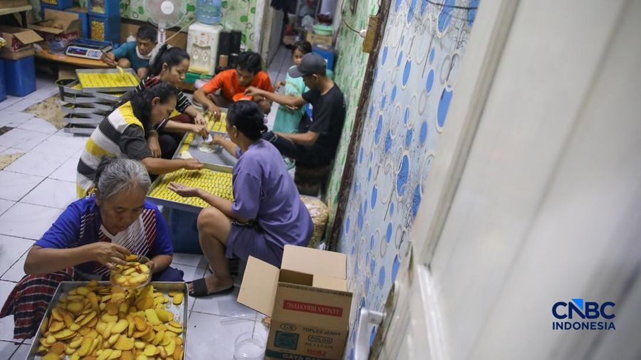 Pekerja menyelesaikan pembuatan kue kering produksi Pusaka Kwitang di Jakarta, Jumat (6/3/2026). (CNBC Indonesia/Faisal Rahman)