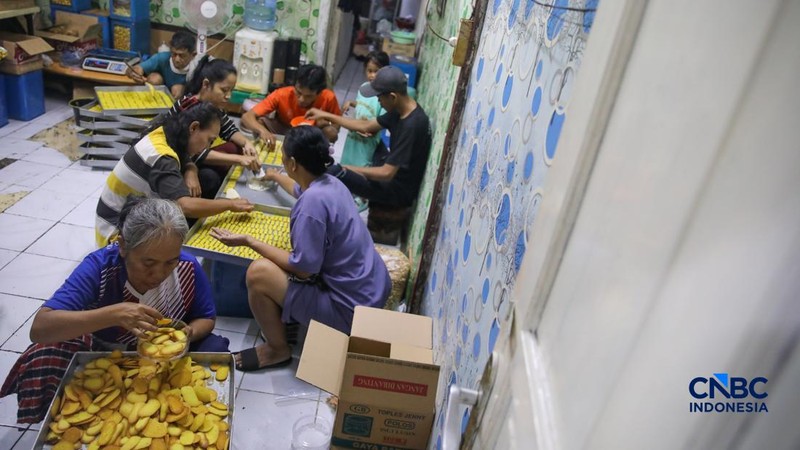Pekerja menyelesaikan pembuatan kue kering produksi Pusaka Kwitang di Jakarta, Jumat (6/3/2026). (CNBC Indonesia/Faisal Rahman)