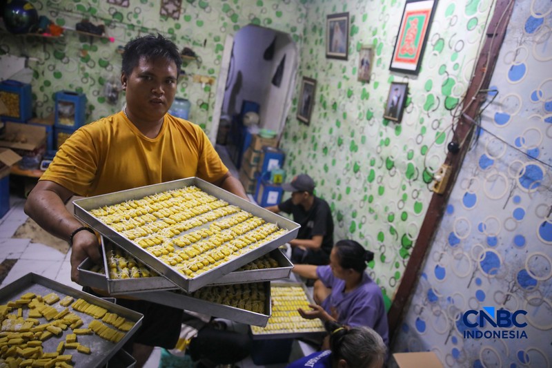 Pekerja menyelesaikan pembuatan kue kering produksi Pusaka Kwitang di Jakarta, Jumat (6/3/2026). (CNBC Indonesia/Faisal Rahman)