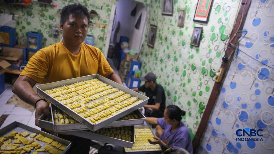 Pekerja menyelesaikan pembuatan kue kering produksi Pusaka Kwitang di Jakarta, Jumat (6/3/2026). (CNBC Indonesia/Faisal Rahman)