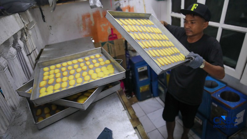 Pekerja menyelesaikan pembuatan kue kering produksi Pusaka Kwitang di Jakarta, Jumat (6/3/2026). (CNBC Indonesia/Faisal Rahman)