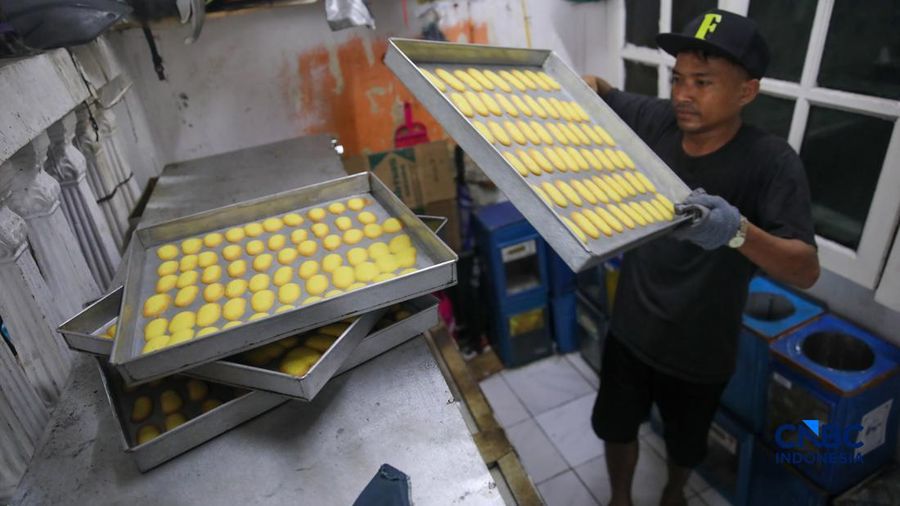 Pekerja menyelesaikan pembuatan kue kering produksi Pusaka Kwitang di Jakarta, Jumat (6/3/2026). (CNBC Indonesia/Faisal Rahman)