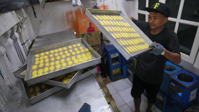 Pekerja menyelesaikan pembuatan kue kering produksi Pusaka Kwitang di Jakarta, Jumat (6/3/2026). (CNBC Indonesia/Faisal Rahman)