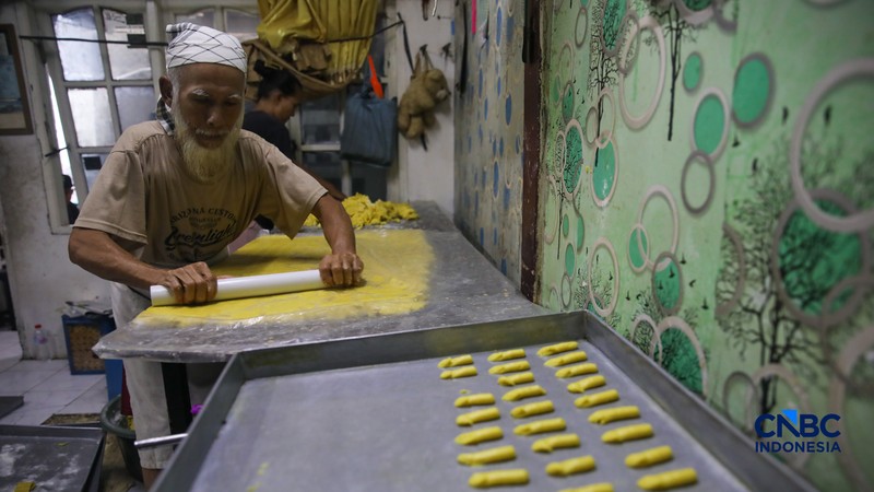 Pekerja menyelesaikan pembuatan kue kering produksi Pusaka Kwitang di Jakarta, Jumat (6/3/2026). (CNBC Indonesia/Faisal Rahman)