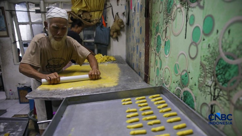 Pekerja menyelesaikan pembuatan kue kering produksi Pusaka Kwitang di Jakarta, Jumat (6/3/2026). (CNBC Indonesia/Faisal Rahman)
