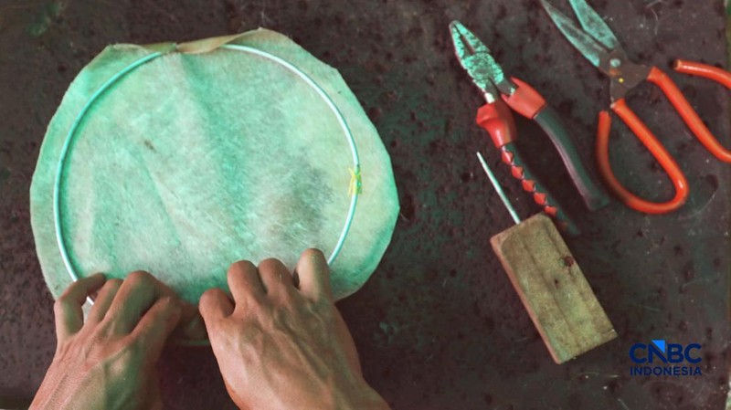 Pekerja menyelesaikan pembuatan bedug di sepanjang Jalan KH Mas Mansyur, Tanah Abang. (CNBC Indonesia/Tri Susilo)