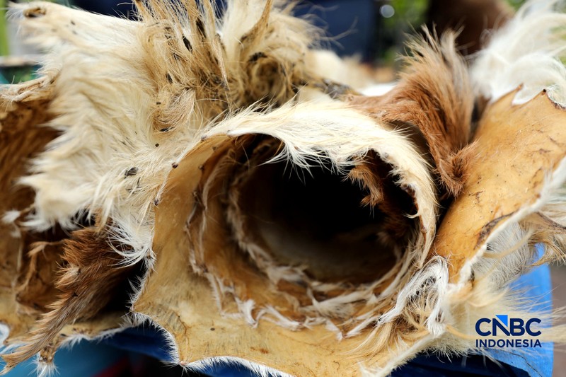Pekerja menyelesaikan pembuatan bedug di sepanjang Jalan KH Mas Mansyur, Tanah Abang. (CNBC Indonesia/Tri Susilo)