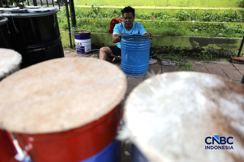 Pekerja menyelesaikan pembuatan bedug di sepanjang Jalan KH Mas Mansyur, Tanah Abang. (CNBC Indonesia/Tri Susilo)