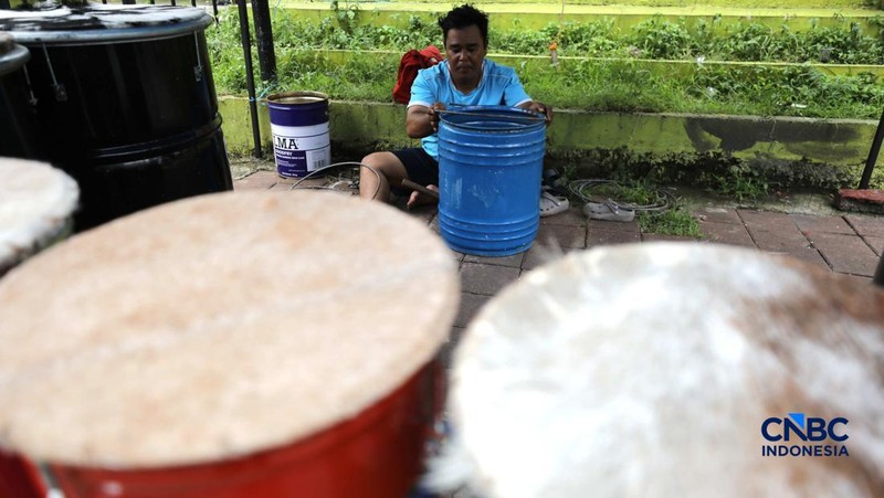 Pekerja menyelesaikan pembuatan bedug di sepanjang Jalan KH Mas Mansyur, Tanah Abang. (CNBC Indonesia/Tri Susilo)