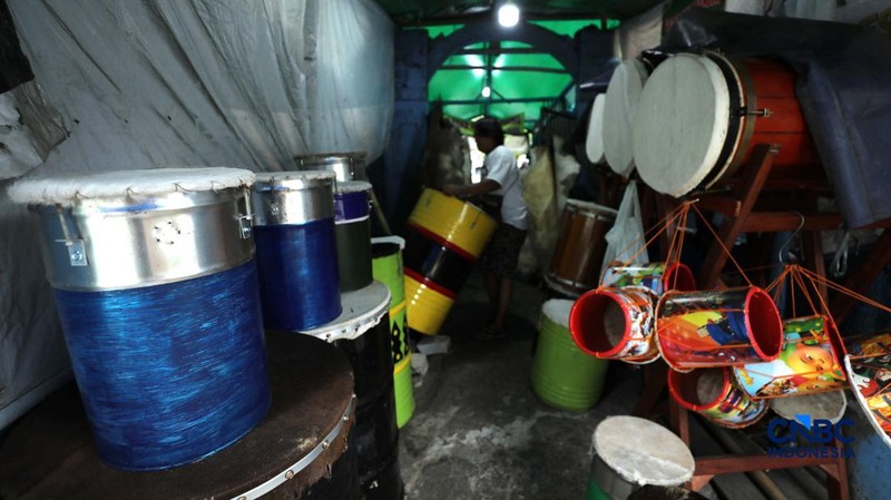 Pekerja menyelesaikan pembuatan bedug di sepanjang Jalan KH Mas Mansyur, Tanah Abang. (CNBC Indonesia/Tri Susilo)