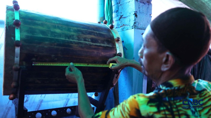 Pekerja menyelesaikan pembuatan bedug di sepanjang Jalan KH Mas Mansyur, Tanah Abang. (CNBC Indonesia/Tri Susilo)