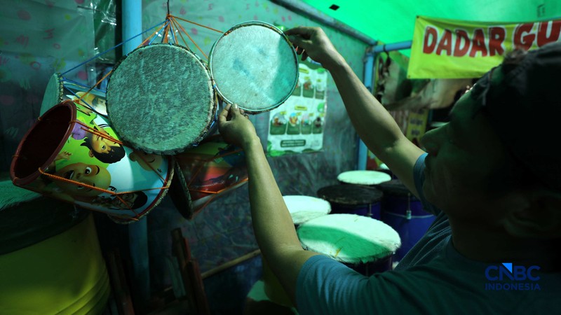 Pekerja menyelesaikan pembuatan bedug di sepanjang Jalan KH Mas Mansyur, Tanah Abang. (CNBC Indonesia/Tri Susilo)
