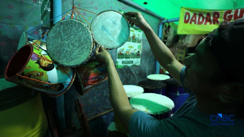 Pekerja menyelesaikan pembuatan bedug di sepanjang Jalan KH Mas Mansyur, Tanah Abang. (CNBC Indonesia/Tri Susilo)