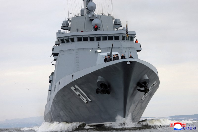 Pemimpin Korea Utara Kim Jong Un berlayar di atas kapal perusak angkatan laut Choe Hyon selama kunjungan untuk memeriksa kapal tersebut di Galangan Kapal Nampho, Korea Utara, 3 Maret 2026, dalam foto yang dirilis oleh Kantor Berita Pusat Korea (KCNA) resmi Korea Utara. (KCNA via REUTERS)