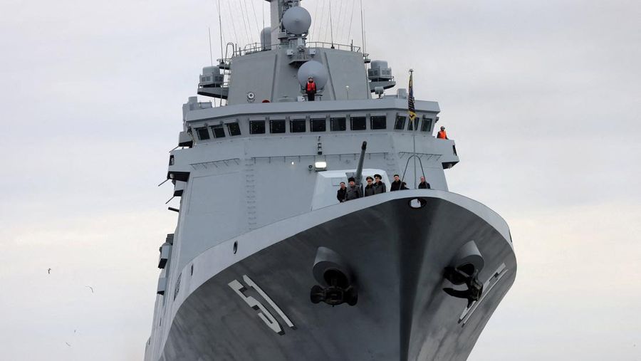 Pemimpin Korea Utara Kim Jong Un berlayar di atas kapal perusak angkatan laut Choe Hyon selama kunjungan untuk memeriksa kapal tersebut di Galangan Kapal Nampho, Korea Utara, 3 Maret 2026, dalam foto yang dirilis oleh Kantor Berita Pusat Korea (KCNA) resmi Korea Utara. (KCNA via REUTERS)