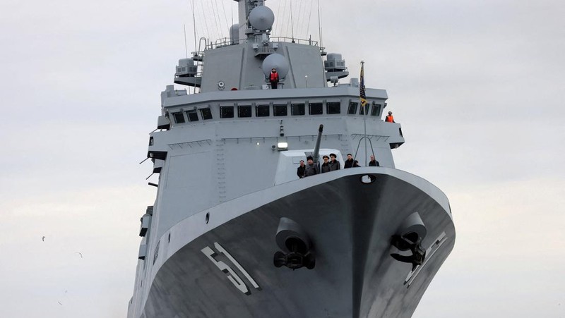 Pemimpin Korea Utara Kim Jong Un berlayar di atas kapal perusak angkatan laut Choe Hyon selama kunjungan untuk memeriksa kapal tersebut di Galangan Kapal Nampho, Korea Utara, 3 Maret 2026, dalam foto yang dirilis oleh Kantor Berita Pusat Korea (KCNA) resmi Korea Utara. (KCNA via REUTERS)