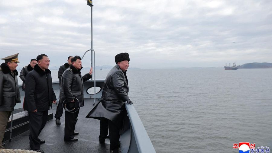 Pemimpin Korea Utara Kim Jong Un berlayar di atas kapal perusak angkatan laut Choe Hyon selama kunjungan untuk memeriksa kapal tersebut di Galangan Kapal Nampho, Korea Utara, 3 Maret 2026, dalam foto yang dirilis oleh Kantor Berita Pusat Korea (KCNA) resmi Korea Utara. (KCNA via REUTERS)