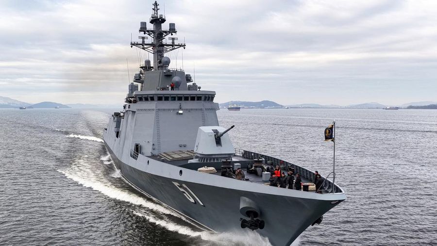 Pemimpin Korea Utara Kim Jong Un berlayar di atas kapal perusak angkatan laut Choe Hyon selama kunjungan untuk memeriksa kapal tersebut di Galangan Kapal Nampho, Korea Utara, 3 Maret 2026, dalam foto yang dirilis oleh Kantor Berita Pusat Korea (KCNA) resmi Korea Utara. (KCNA via REUTERS)