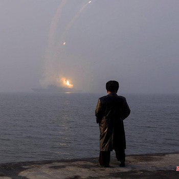 Detik-Detik Kim Jong Un Tembak Rudal di Kapal Perang, Mau Bantu Iran?