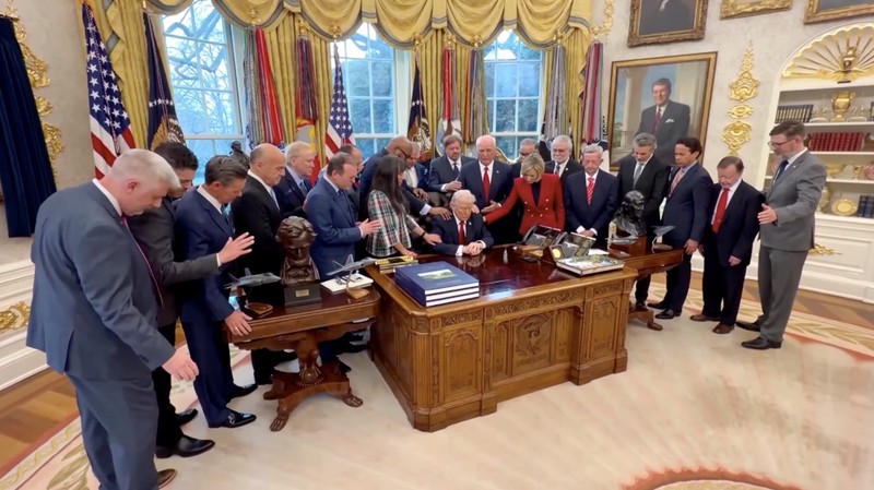 Presiden Amerika Serikat, Donald Trump, bergabung dengan sekelompok pendeta dalam doa bersama di Ruang Oval Gedung Putih, seperti terlihat dalam video yang dirilis pada Kamis (5/3/2026). (Tangkapan Layar Video Reuters/DAN SCAVINO/@SCAVINO47 VIA X)