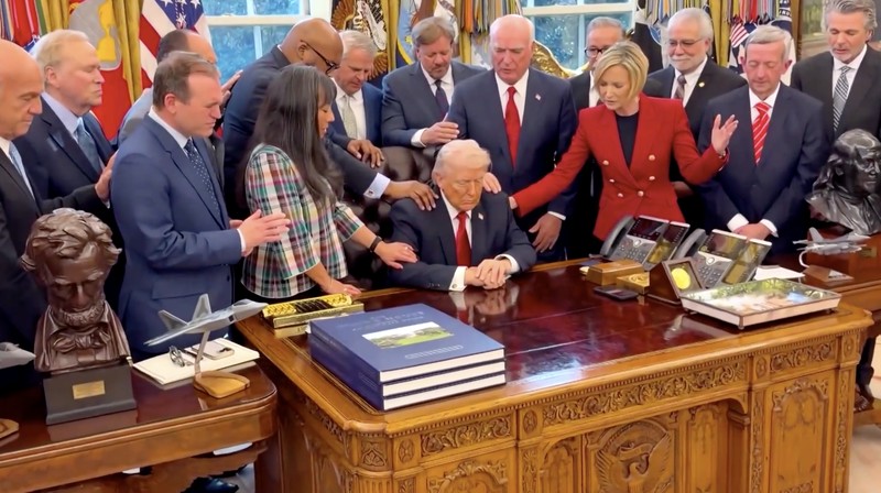 Presiden Amerika Serikat, Donald Trump, bergabung dengan sekelompok pendeta dalam doa bersama di Ruang Oval Gedung Putih, seperti terlihat dalam video yang dirilis pada Kamis (5/3/2026). (Tangkapan Layar Video Reuters/DAN SCAVINO/@SCAVINO47 VIA X)