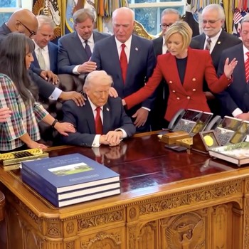 Momen Trump Dikelilingin dan Didoakan Para Pastor di Gedung Putih