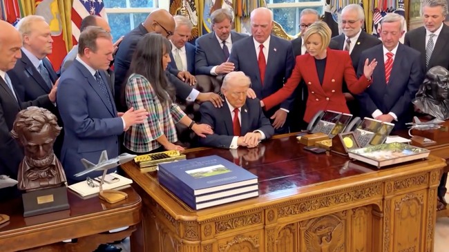 Momen Trump Dikelilingin dan Didoakan Para Pastor di Gedung Putih