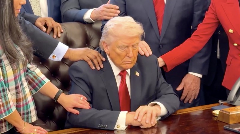 Presiden Amerika Serikat, Donald Trump, bergabung dengan sekelompok pendeta dalam doa bersama di Ruang Oval Gedung Putih, seperti terlihat dalam video yang dirilis pada Kamis (5/3/2026). (Tangkapan Layar Video Reuters/DAN SCAVINO/@SCAVINO47 VIA X)