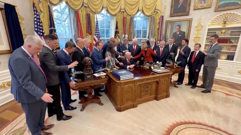 Presiden Amerika Serikat, Donald Trump, bergabung dengan sekelompok pendeta dalam doa bersama di Ruang Oval Gedung Putih, seperti terlihat dalam video yang dirilis pada Kamis (5/3/2026). (Tangkapan Layar Video Reuters/DAN SCAVINO/@SCAVINO47 VIA X)