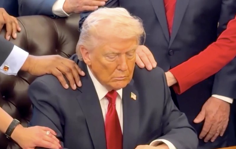 Presiden Amerika Serikat, Donald Trump, bergabung dengan sekelompok pendeta dalam doa bersama di Ruang Oval Gedung Putih, seperti terlihat dalam video yang dirilis pada Kamis (5/3/2026). (Tangkapan Layar Video Reuters/DAN SCAVINO/@SCAVINO47 VIA X)