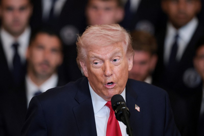 Presiden AS Donald Trump berjabat tangan dengan kapten Inter Miami CF Lionel Messi saat ia memberikan penghargaan kepada para pemain dan official tim Inter Miami CF, juara bertahan Major League Soccer (MLS), dalam sebuah acara di East Room Gedung Putih di Washington, D.C., AS, 5 Maret 2026. (REUTERS/Jonathan Ernst)