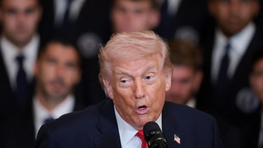 Presiden AS Donald Trump berbicara pada hari ia memberikan penghargaan kepada para pemain dan official tim Inter Miami CF, juara bertahan Major League Soccer (MLS), dalam sebuah acara di East Room Gedung Putih di Washington, D.C., AS, 5 Maret 2026. (REUTERS/Jonathan Ernst)