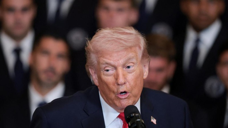 Presiden AS Donald Trump berjabat tangan dengan kapten Inter Miami CF Lionel Messi saat ia memberikan penghargaan kepada para pemain dan official tim Inter Miami CF, juara bertahan Major League Soccer (MLS), dalam sebuah acara di East Room Gedung Putih di Washington, D.C., AS, 5 Maret 2026. (REUTERS/Jonathan Ernst)