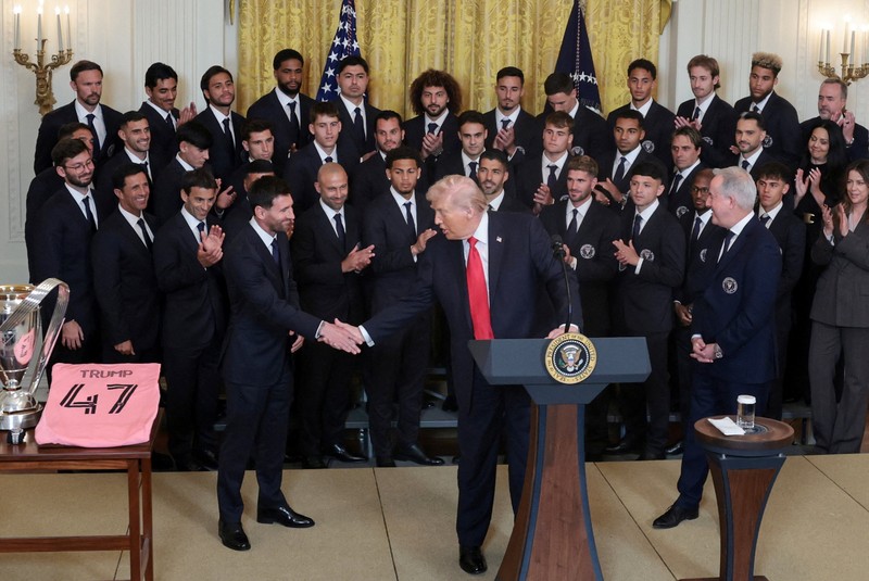 Presiden AS Donald Trump berjabat tangan dengan kapten Inter Miami CF Lionel Messi saat ia memberikan penghargaan kepada para pemain dan official tim Inter Miami CF, juara bertahan Major League Soccer (MLS), dalam sebuah acara di East Room Gedung Putih di Washington, D.C., AS, 5 Maret 2026. (REUTERS/Jonathan Ernst)