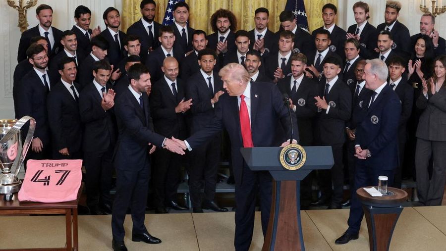 Presiden AS Donald Trump berjabat tangan dengan kapten Inter Miami CF Lionel Messi saat ia memberikan penghargaan kepada para pemain dan official tim Inter Miami CF, juara bertahan Major League Soccer (MLS), dalam sebuah acara di East Room Gedung Putih di Washington, D.C., AS, 5 Maret 2026. (REUTERS/Jonathan Ernst)