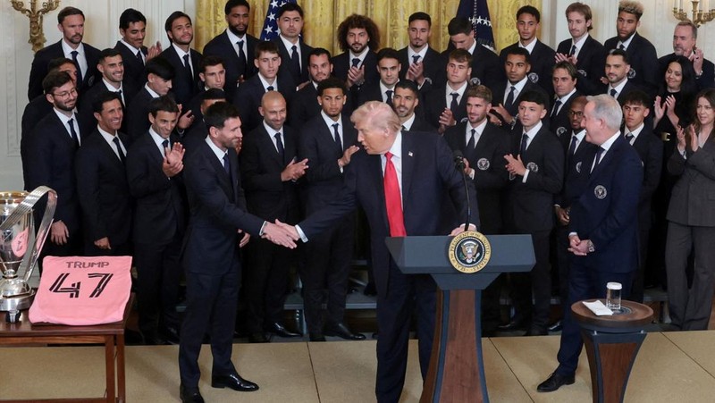Presiden AS Donald Trump berjabat tangan dengan kapten Inter Miami CF Lionel Messi saat ia memberikan penghargaan kepada para pemain dan official tim Inter Miami CF, juara bertahan Major League Soccer (MLS), dalam sebuah acara di East Room Gedung Putih di Washington, D.C., AS, 5 Maret 2026. (REUTERS/Jonathan Ernst)