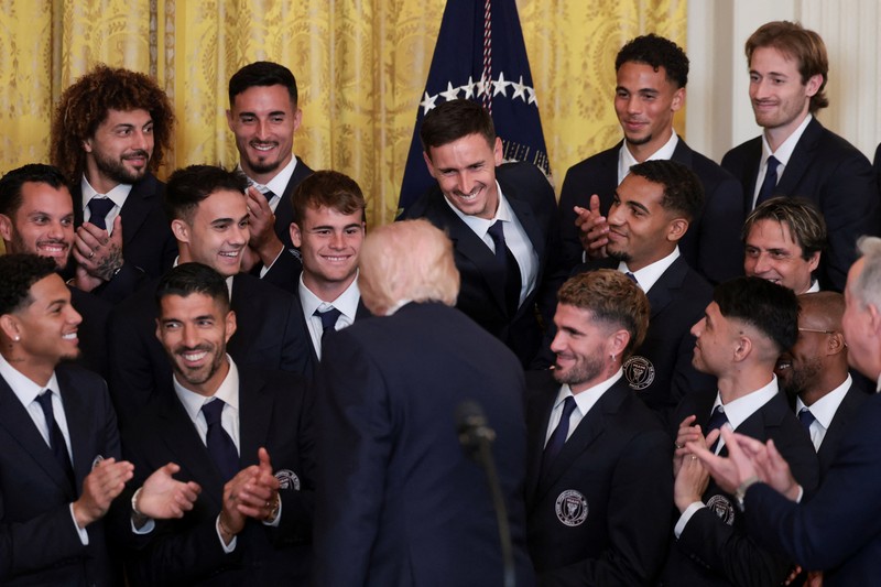 Presiden AS Donald Trump berjabat tangan dengan kapten Inter Miami CF Lionel Messi saat ia memberikan penghargaan kepada para pemain dan official tim Inter Miami CF, juara bertahan Major League Soccer (MLS), dalam sebuah acara di East Room Gedung Putih di Washington, D.C., AS, 5 Maret 2026. (REUTERS/Jonathan Ernst)