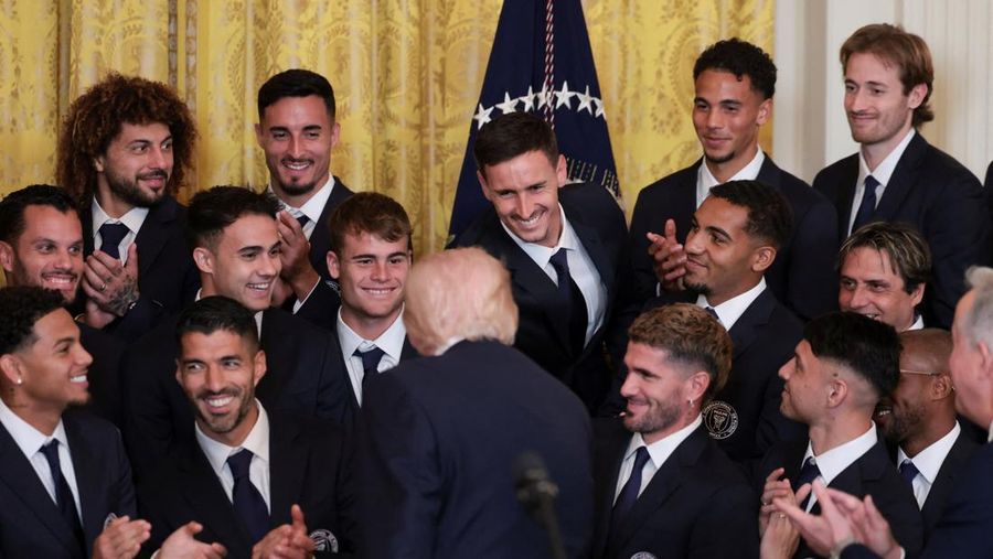 Presiden AS Donald Trump berjabat tangan dengan kapten Inter Miami CF Lionel Messi saat ia memberikan penghargaan kepada para pemain dan official tim Inter Miami CF, juara bertahan Major League Soccer (MLS), dalam sebuah acara di East Room Gedung Putih di Washington, D.C., AS, 5 Maret 2026. (REUTERS/Jonathan Ernst)