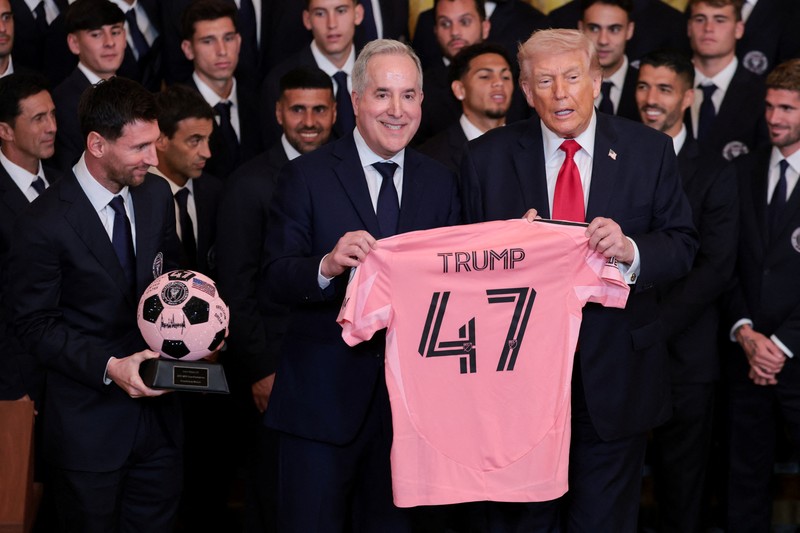 Presiden AS Donald Trump berjabat tangan dengan kapten Inter Miami CF Lionel Messi saat ia memberikan penghargaan kepada para pemain dan official tim Inter Miami CF, juara bertahan Major League Soccer (MLS), dalam sebuah acara di East Room Gedung Putih di Washington, D.C., AS, 5 Maret 2026. (REUTERS/Jonathan Ernst)