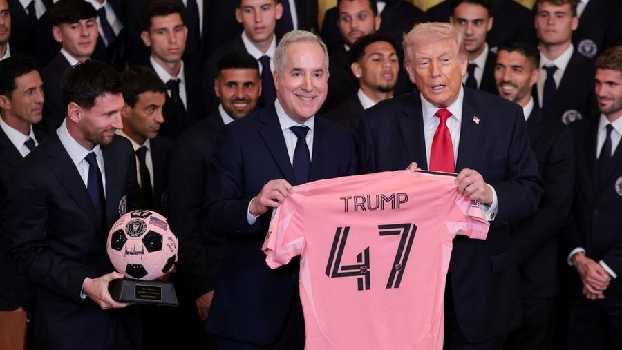 Presiden AS Donald Trump berjabat tangan dengan kapten Inter Miami CF Lionel Messi saat ia memberikan penghargaan kepada para pemain dan official tim Inter Miami CF, juara bertahan Major League Soccer (MLS), dalam sebuah acara di East Room Gedung Putih di Washington, D.C., AS, 5 Maret 2026. (REUTERS/Jonathan Ernst)