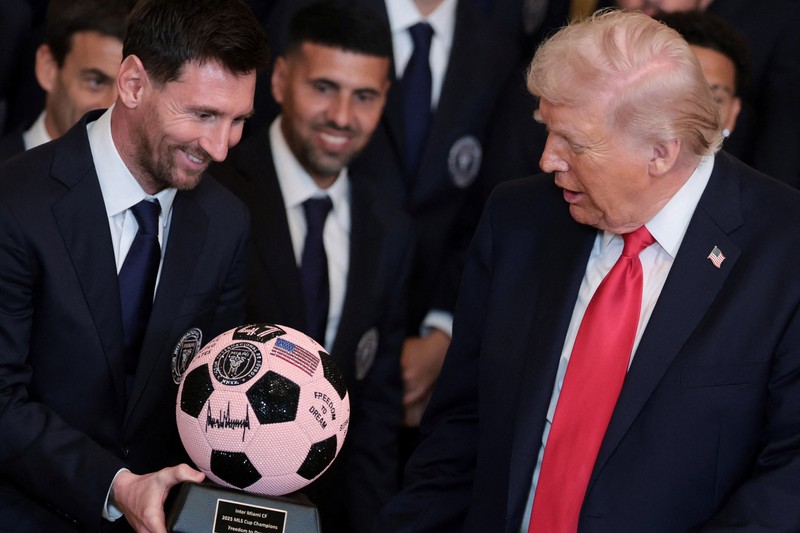 Presiden AS Donald Trump berjabat tangan dengan kapten Inter Miami CF Lionel Messi saat ia memberikan penghargaan kepada para pemain dan official tim Inter Miami CF, juara bertahan Major League Soccer (MLS), dalam sebuah acara di East Room Gedung Putih di Washington, D.C., AS, 5 Maret 2026. (REUTERS/Jonathan Ernst)