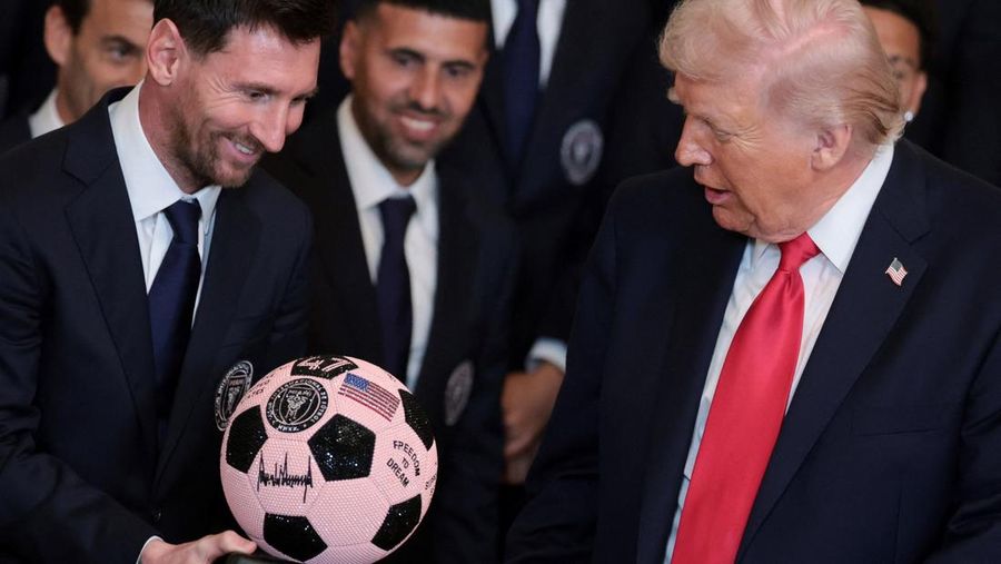 Presiden AS Donald Trump berjabat tangan dengan kapten Inter Miami CF Lionel Messi saat ia memberikan penghargaan kepada para pemain dan official tim Inter Miami CF, juara bertahan Major League Soccer (MLS), dalam sebuah acara di East Room Gedung Putih di Washington, D.C., AS, 5 Maret 2026. (REUTERS/Jonathan Ernst)