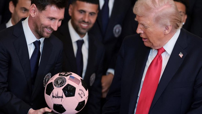 Presiden AS Donald Trump berjabat tangan dengan kapten Inter Miami CF Lionel Messi saat ia memberikan penghargaan kepada para pemain dan official tim Inter Miami CF, juara bertahan Major League Soccer (MLS), dalam sebuah acara di East Room Gedung Putih di Washington, D.C., AS, 5 Maret 2026. (REUTERS/Jonathan Ernst)