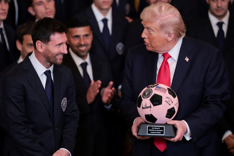 Presiden AS Donald Trump berjabat tangan dengan kapten Inter Miami CF Lionel Messi saat ia memberikan penghargaan kepada para pemain dan official tim Inter Miami CF, juara bertahan Major League Soccer (MLS), dalam sebuah acara di East Room Gedung Putih di Washington, D.C., AS, 5 Maret 2026. (REUTERS/Jonathan Ernst)