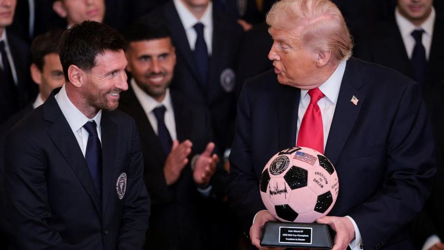 Presiden AS Donald Trump berjabat tangan dengan kapten Inter Miami CF Lionel Messi saat ia memberikan penghargaan kepada para pemain dan official tim Inter Miami CF, juara bertahan Major League Soccer (MLS), dalam sebuah acara di East Room Gedung Putih di Washington, D.C., AS, 5 Maret 2026. (REUTERS/Jonathan Ernst)