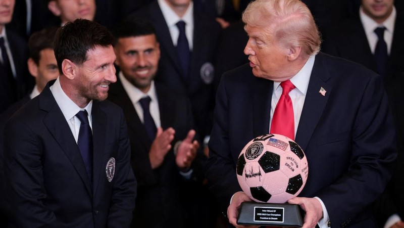 Presiden AS Donald Trump berjabat tangan dengan kapten Inter Miami CF Lionel Messi saat ia memberikan penghargaan kepada para pemain dan official tim Inter Miami CF, juara bertahan Major League Soccer (MLS), dalam sebuah acara di East Room Gedung Putih di Washington, D.C., AS, 5 Maret 2026. (REUTERS/Jonathan Ernst)